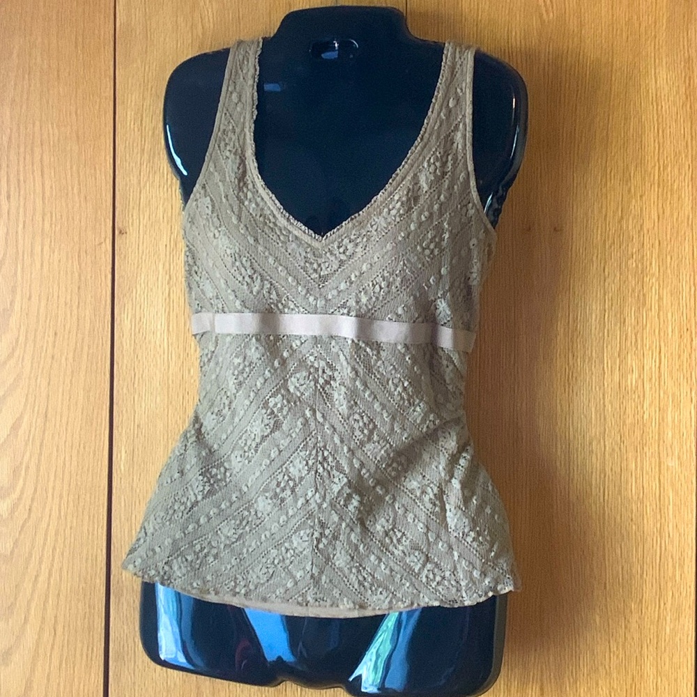 Axcess MED lace front V neck tank top shell camisole sleeveless top cami tan EUC